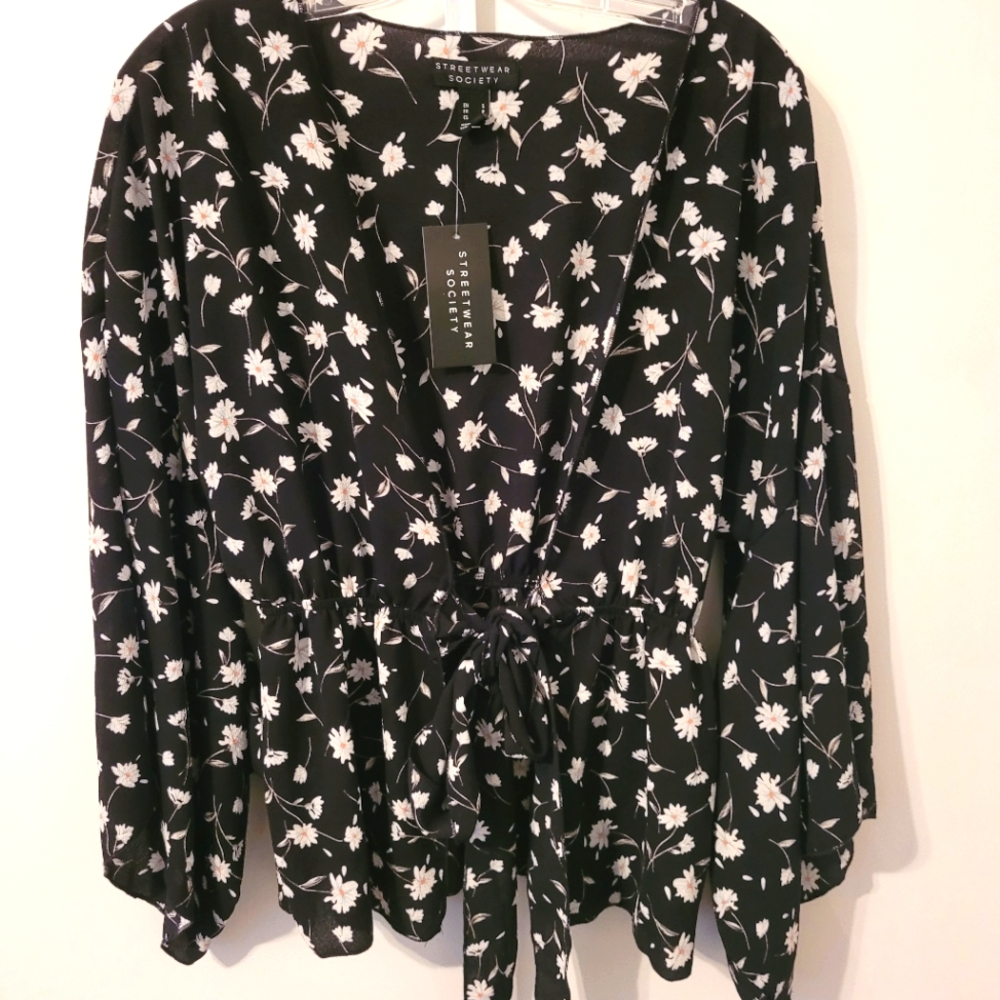 🎀NWT Floral print kimono style cardigan with tie